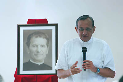 2 febbraio 2010 - Il Rettor Maggiore Don Pascual Chvez incontra i salesiani locali.