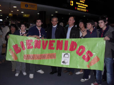 27 gennaio 2010  Il Rettor Maggiore, Don Pascual Chvez, all`arrivo all`aeroporto, insieme con i giovani del Movimento Giovanile Salesiano.