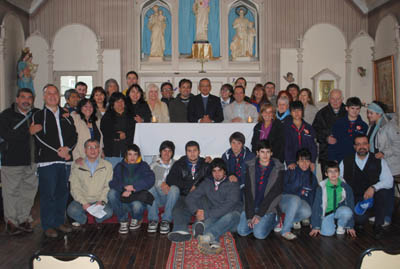 28 gennaio 2010 - Il Rettor Maggiore, Don Pascual Chvez, con alcuni giovani della comunit educativa. Sulla destra, don Natale Vitali, Consigliere per l`America Cono Sud.