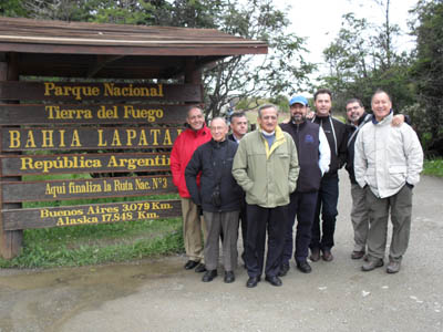 28 gennaio 2010 - Il Rettor Maggiore, Don Pascual Chvez, all`ingresso del Parco Nazionale della Terra del Fuoco. Alla sua sinistra, don Natale Vitali, Consigliere per l`America Cono Sud. 
