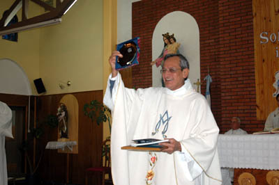 28 gennaio 2010 - Il Rettor Maggiore, Don Pascual Chvez, mostra i doni ricevuti come Ospite dOnore.
