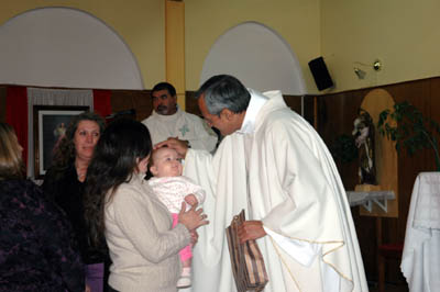 28 gennaio 2010 - Il Rettor Maggiore, Don Pascual Chvez, al termine della Messa.