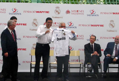 17 novembre 2010 - Presentazione di un nuovo progetto sportivo lanciato dai salesiani Fundacin Real Madrid e la Fundacin Mapfre, durante la quale viene mostrata la maglia del Real Madrid.