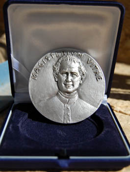 febbraio 2010 - medaglia d’argento da “emeritus professor” della Pontificia Università Salesiana di Roma.