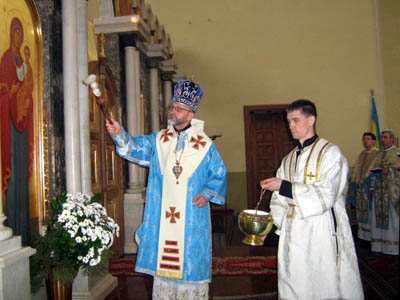 14 Febbraio 2010 - Larcivescovo di Lviv,  mons. Igor Vosniak, benedice la nuova iconostasi della parrocchia greco-cattolica salesiana di Pokrova, Lviv.