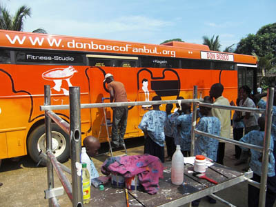 novembre 2010 - Allestimento del Don Bosco Mobil, autobus che serve per aiutare i bambini di strada con servizi di pronto soccorso medico, cibo, vestiti e attivit educative.