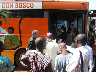 dicemmbre 2010 - Benedizione del Don Bosco Mobil, autobus che serve per aiutare i bambini di strada con servizi di pronto soccorso medico, cibo, vestiti e attivit educative.