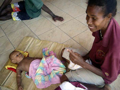 Dicembre 2010 - Patrizia col suo bambino Divine Providence presso il Good Samaritan Hospital di Tetere.