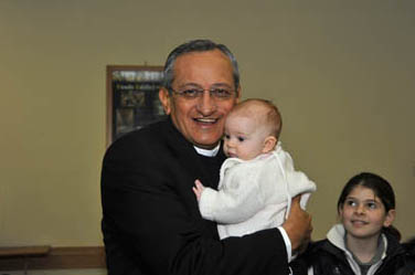 22 gennaio 2011 - Il Rettor Maggiore, Don Pascual Chvez, con i bambini.