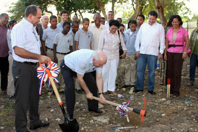 25 gennaio 2011 - Primo, simbolico scavo, della costruzione della scuola Mons. Juan Flix Pepn della Piazza Educativa Don Bosco.

