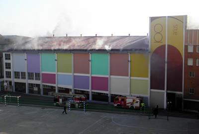 6 febbraio 2011 - I vigili del fuoco al lavoro per spegnere l`incendio che ha danneggiato la parte anteriore del teatro dellIstituto Salesiano Maria Ausiliatrice di Santander.