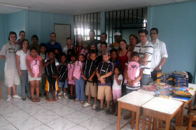 14 febbraio 2011  I membri del programma ESCOGE hanno organizzato una campagna per la donazione di materiale scolastico ai bambini della Scuola Santa Cecilia di San Pedro, Prez Zeledn.