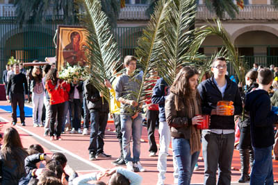 14 febbraio 2011 - La Croce Pellegrina della Giornata Mondiale della Giovent (GMG) ha acceso la preghiera di centinaia di giovani riuniti nel cortile della scuola salesiana San Antonio Abad di Valencia.