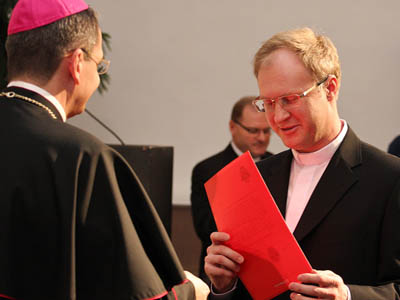 6 febbraio 2010 - Sessione pubblica di apertura dellInchiesta diocesana sulle virt del Servo di Dio don Tito Zeman. Mons. Stanislav Zvolensk, arcivescovo di Bratislava, consegna i decreti di nomina ai membri del Tribunale.