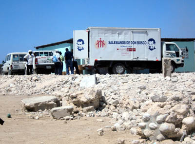 25 febbraio 2011 - Il camion con il materiale raccolto durante la campagna "Il futuro di Haiti  nelleducazione promossa nelle scuole salesiane della Repubblica Dominicana.