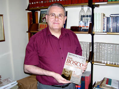 17 giugno 2010  Don Aldo Giraudo con il libro di  Arthur J. Lenti, "Don Bosco anni doro.