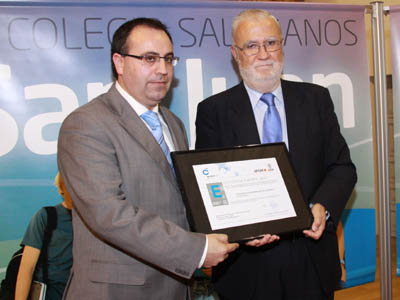 10 marzo 2011 - Il Sindaco di Arvalo, dott. Vidal Galizia, consegna al direttore dellIstituto Salesiano San Juan Bosco, don Antonio Esgueva, il premio +400 del programma di eccellenza educativa EFQM (European Foundation for Quality Management).