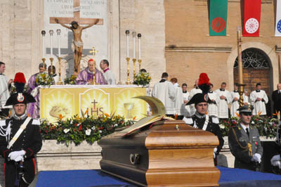 23 marzo 2010 - Funerali di mons. Carlo Chenis, vescovo di Civitavecchia-Tarquinia. Presiede il card. Tarcisio Bertone, sdb, Segretario di Stato Vaticano.