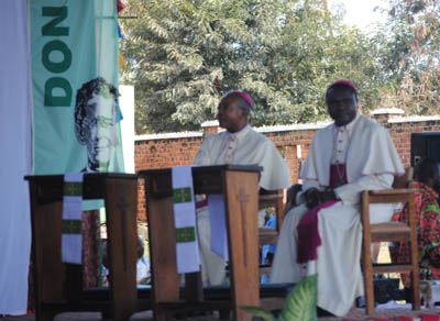 1 maggio 2011 - Mons. Jean Pierre Tafunga, arcivescovo di Lubumbashi, e mons. Gaston Ruvezi, vescovo di Sakania-Kipushi.