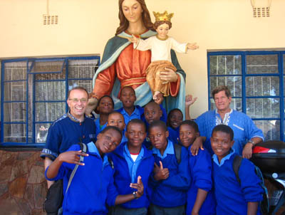 3 maggio 2011 - Don Vclav Klement, Consigliere per le Missioni, con gli allievi della Salesian High School.