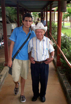 31 marzo 2010 - Giovane del gruppo EJE con anziano in una casa di riposo.