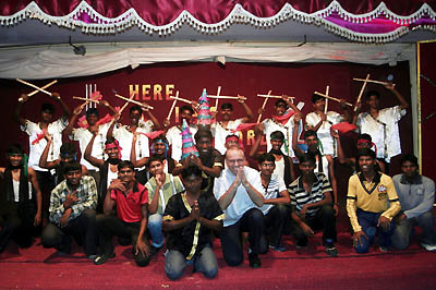 27 agosto 2010  Don Vaclav Klement, con i giovani del prenoviziato Don Bosco di Vellakinar.