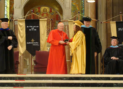 2 giugno 2011 - Il cardinal Theodore McCarrick, arcivescovo emerito di Washington, consegna i diplomi agli studendti Don Bosco Cristo Rey High School.