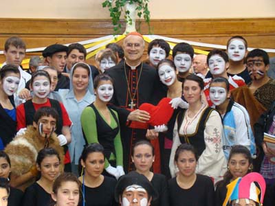 11 aprile 2011 - Il card. Tarcisio Bertone, sdb, Segretario di Stato Vaticano, con i giovani del Liceo "Mara Auxiliadora".