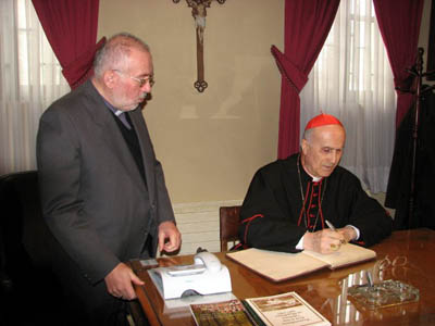 11 aprile 2011 - Il card. Tarcisio Bertone, sdb, Segretario di Stato Vaticano, nel museo salesiano Maggiorino Borgatello.