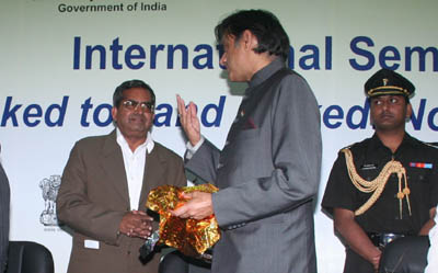 9 aprile 2010 - Don VM Thomas, sdb, con l`on. Sashi Tharoor, Ministro Federale per gli Affari Esteri, alla presentazione di "Mist & Magic".
