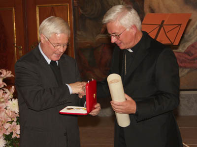 ottobre 2010 - Don Bernhard Maier,  dellIspettoria salesiana di Vienna (AUS), riceve lonorificenza "Pro Ecclesia e Pontifice" per il servizio svolto come cappellano olimpico.