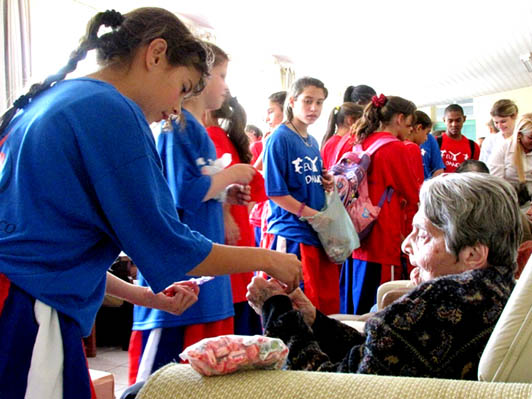 22 ottobre 2010 - Studenti dell’opera salesiana “Parque Dom Bosco” in visita presso il centro anziani “Asilo Dom Bosco”.