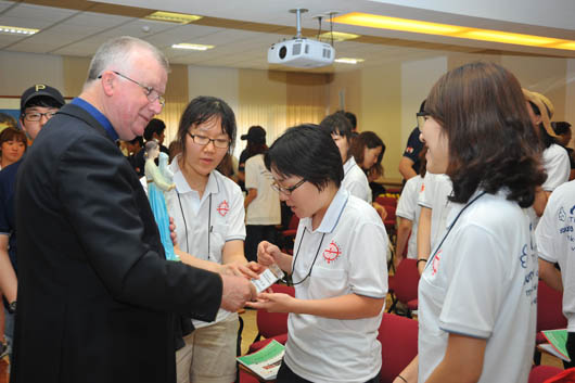 7 agosto 2011 - Don Adriano Bregolin, Vicario del Rettor Maggiore, con dei giovani pellegrini coreani