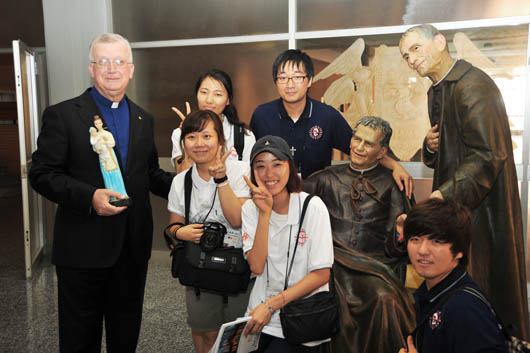 7 agosto 2011 - Don Adriano Bregolin, Vicario del Rettor Maggiore, con dei giovani pellegrini coreani