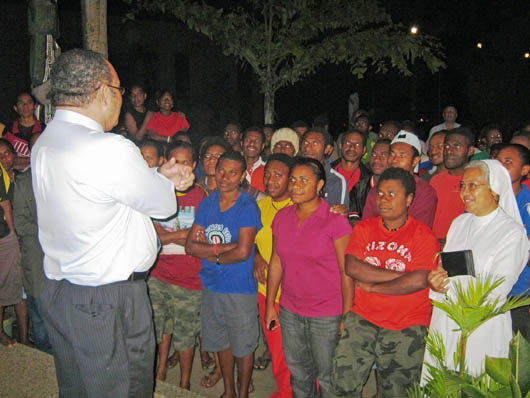 11 agosto 2011 - Il Primo Ministro della Papua Nuova Guinea, on. Peter O`Neill, con i giovani del Don Bosco Technical Institute