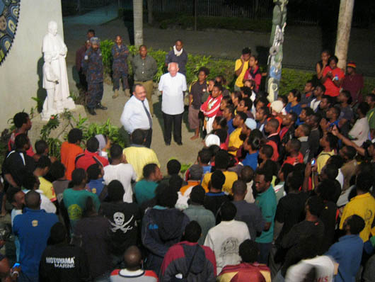 11 agosto 2011 - Il Primo Ministro della Papua Nuova Guinea, on. Peter O`Neill, con la comunit di Port Moresby