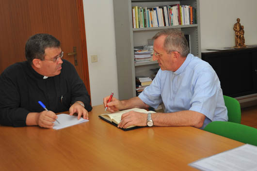 Agosto 2011 - Il Consigliere per la Pastorale Giovanile, don Fabio Attard, e il Consigliere per la Formazione, don Francesco Cereda.