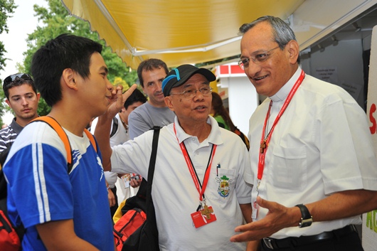 18 agosto 2011, Parque del Retiro, visita di Don Chvez allo stand della Famiglia Salesiana