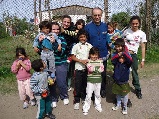 1 ottobre 2011 - don Vaclav Klement, Consigliere per le Missioni, con i giovani delloratorio festivo di Villa Coln chiamato Nuovo Valdocco.