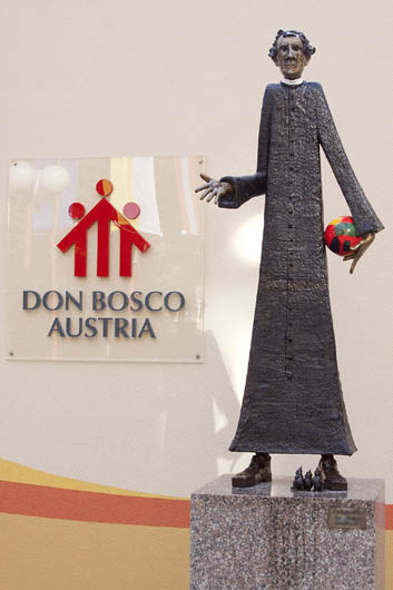 8-9 ottobre 2011 - Statua di Don Bosco, dellartista austriaco Paul Mhlbauer. La statua, realizzata in 18 mesi,  alta 180 centimetri e pesa 100 kg.
