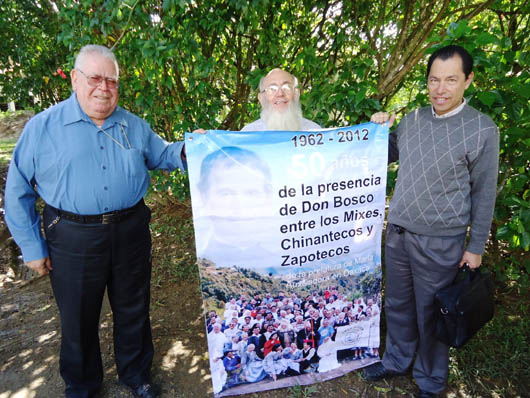 21 ottobre 2011 - Don Miguel Agustn Aguilar Medina, Ispettore di Messico-Mxico (MEM),  mostra il poster dei 50 anni di presenza salesiana nelle Missioni di Mixes Oaxaca.