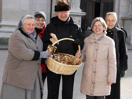 31 gennaio 2012 - Mons. Alois Kothgasser, arciviscovo di Salisburgo, con alcune Figlie di Maria Ausiliatrice