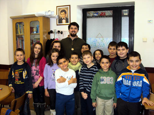 Andrei Laslău con i giovani del Centro diurno.