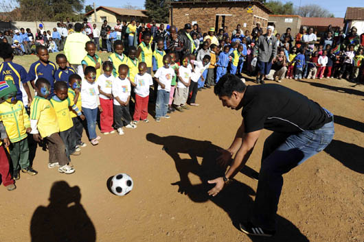 luglio 2010 - Giovane Elber, ex calciatore della nazionale brasiliana, gioca con i bambini dell`oratorio.