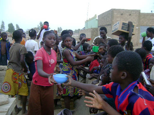 aprile 2012  Attivit missionarie dei giovani delloratorio Don Bosco di Ouagadougou.