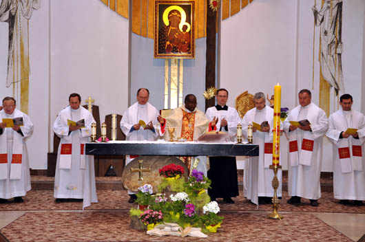 18 aprile 2012 - Mons. Clement Mulenga, sdb, vescovo della nuova diocesi di Kabwe, Zambia, presiede l`Eucaristia.