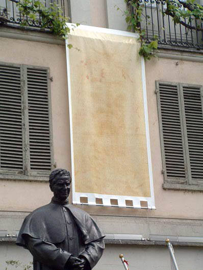 Maggio 2010 - La Statua di Don Bosco e sullo sfondo un particolare della Sindone