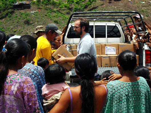 4 luglio 2012 - Donazione generi alimentari a famiglie di sfollati presso la comunit salesiana del municipio di San Pedro Carch.