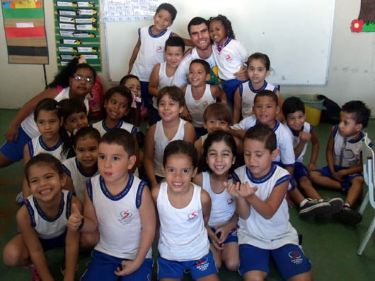 Massimiliano Schilir con alcuni alunni della scuola salesiana Alberto Monteiro de Carvalho nella favela del Jacarezinho.
