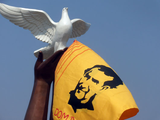 8 agosto 2012 - Bandiera di Don Bosco davanti al monumento della pace di Luena